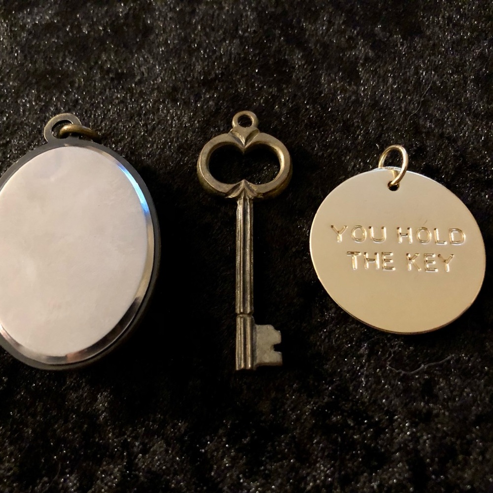 Vintage Timeless KEY Pendants Lot- Metal, Gold Tone, Rhinestone, Faux Pearl - Picture 4 of 5
